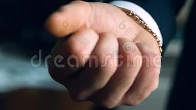 一个男人手里捏着两<strong>枚</strong>结婚戒指。 特写